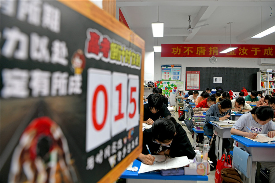 高三學(xué)生在晚自習(xí)課堂上認(rèn)真復(fù)習(xí)，沖刺高考。