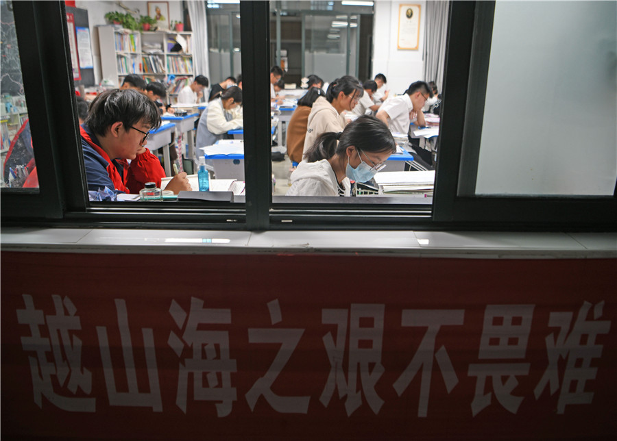 高三學(xué)生在晚自習(xí)課堂上認(rèn)真復(fù)習(xí)，沖刺高考。