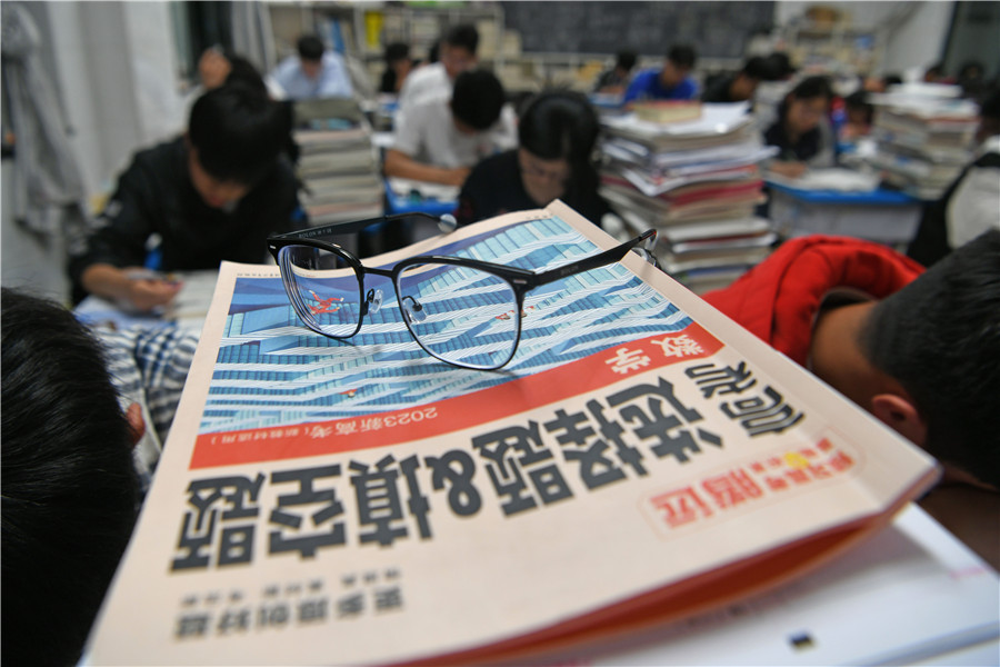 高三學(xué)生在晚自習(xí)課堂上認(rèn)真復(fù)習(xí)，沖刺高考。