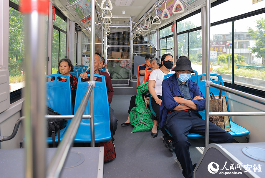前面幾排是乘客，后面擺放貨物，貨客郵融合專用車真正做到了一車兩用。人民網(wǎng)記者 王曉飛攝