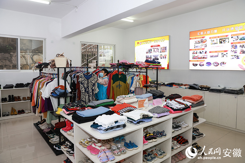 ”雷鋒超市“總店一角。人民網(wǎng)記者 張俊攝