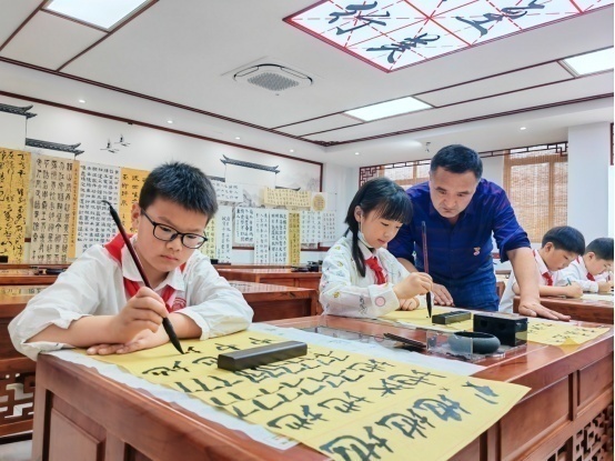書(shū)法課堂，老師正在指導(dǎo)學(xué)生練習(xí)。人民網(wǎng)記者王銳 攝