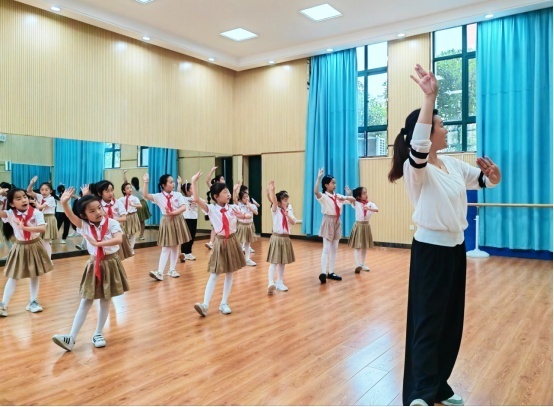舞蹈教室，孩子們跟隨老師認(rèn)真學(xué)習(xí)黃梅戲。人民網(wǎng)記者王銳 攝