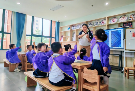 老師正教孩子們學(xué)習(xí)扎染。人民網(wǎng)記者王銳 攝