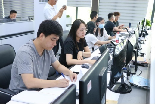 新磁體多系統(tǒng)聯(lián)合調(diào)試，房震記錄對(duì)比關(guān)鍵指標(biāo)。中國(guó)科學(xué)院合肥物質(zhì)科學(xué)研究院供圖