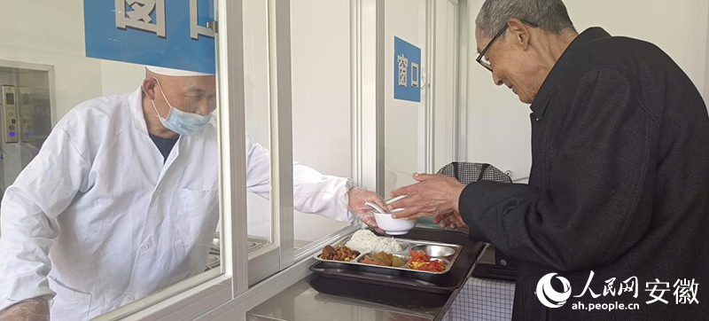 老年食堂窗口老人正在打飯。人民網(wǎng) 陶偉攝