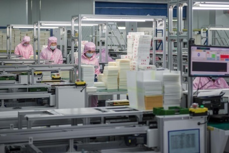滁州捷泰新能源科技有限公司工作人員正在制造光伏產(chǎn)品。 滁州捷泰新能源科技有限公司供圖