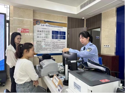 蘇皖“兩省一街”丹陽警務(wù)室工作人員正在給群眾辦理跨省戶口業(yè)務(wù)。馬鞍山市公安局博望分局供圖