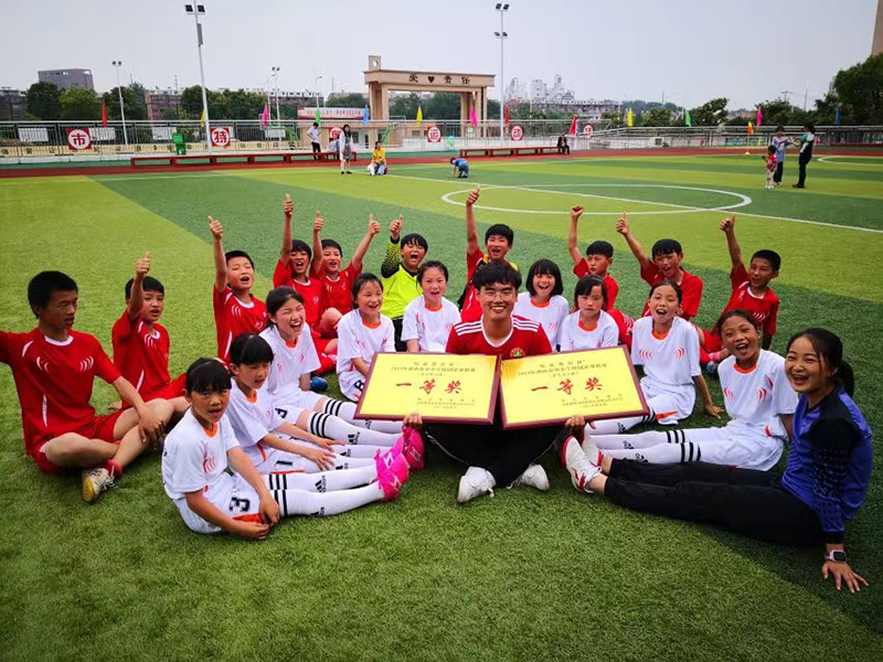 2019年，剛成立的槎小男女足球隊(duì)就拿下市級(jí)校園足球冠軍。汪馥茗 供圖