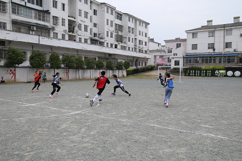 槎小學(xué)生在原先砂石場地踢球。蔡磊 攝