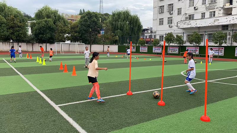 小球員在新球場上訓(xùn)練。汪馥茗 供圖