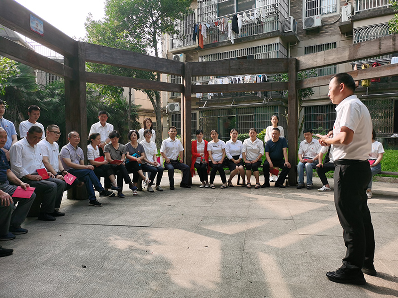 就小區(qū)重新選聘物業(yè)公司召開“板凳會”。南陵縣委宣傳部供圖