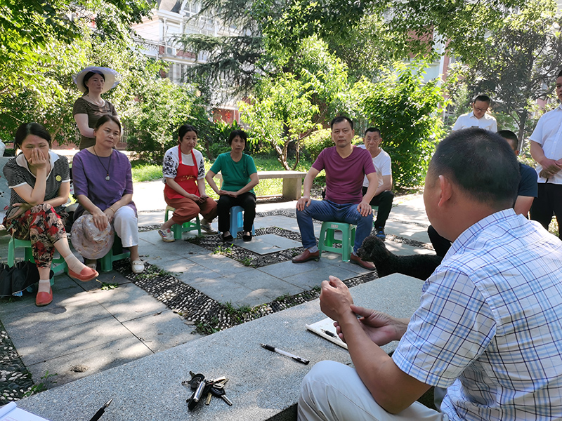 老舊小區(qū)通過“板凳會”征求業(yè)主意見和建議。南陵縣委宣傳部供圖