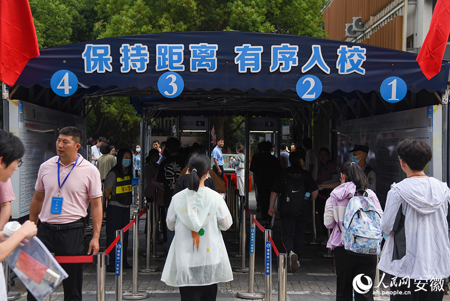 考生進(jìn)入考場(chǎng)。人民網(wǎng) 李希蒙攝