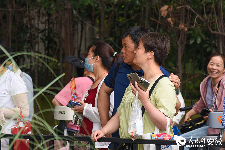 送考的家長。人民網(wǎng) 李希蒙攝