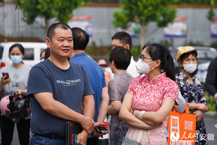 送考的家長。人民網(wǎng) 李希蒙攝