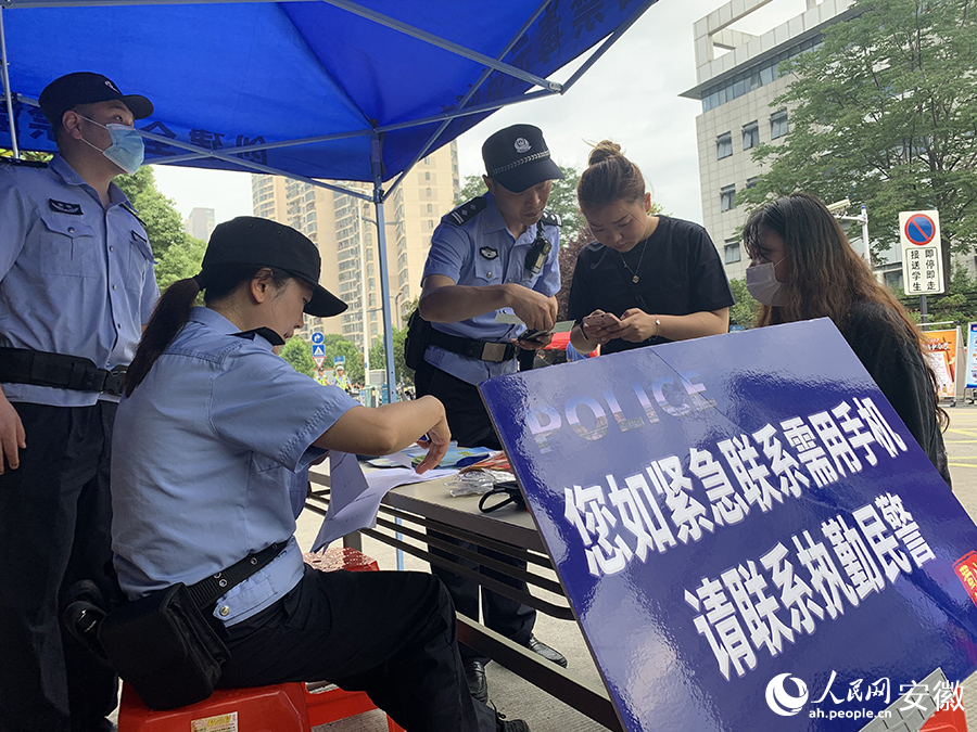 護(hù)航高考。人民網(wǎng) 李希蒙攝