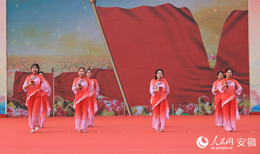 開幕式現(xiàn)場(chǎng)文藝表演。人民網(wǎng)記者 王曉飛攝
