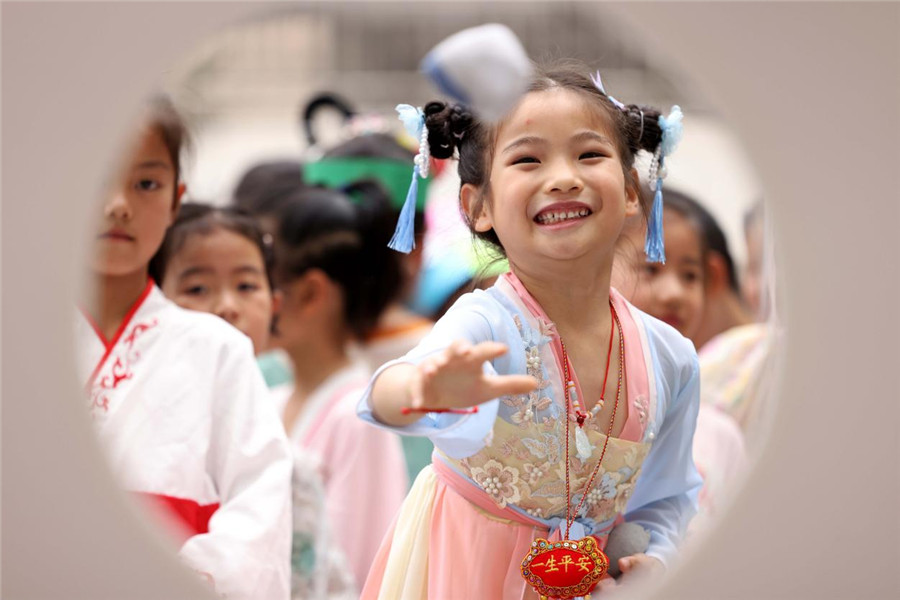 孩子們進(jìn)行“射五毒”闖關(guān)游戲。解琛攝