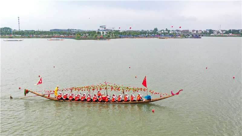 行進在南陵奎湖上的“鳳船”。人民網(wǎng)記者 張俊攝