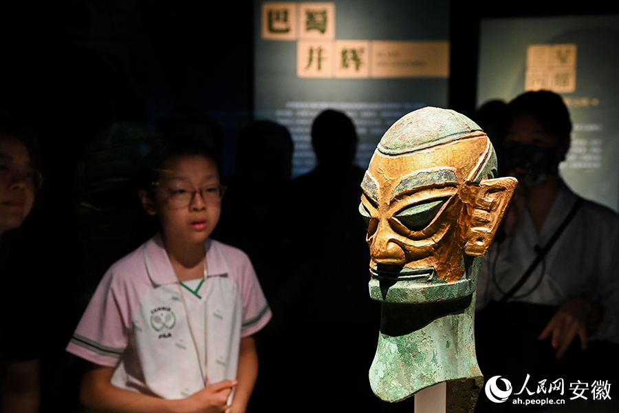 “戴金面罩青銅人頭像”展出。人民網(wǎng)記者 苗子健攝