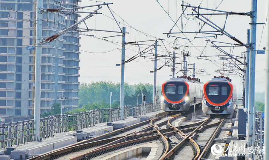 正在運(yùn)行的滁寧城際鐵路列車。人民網(wǎng)記者 王銳攝