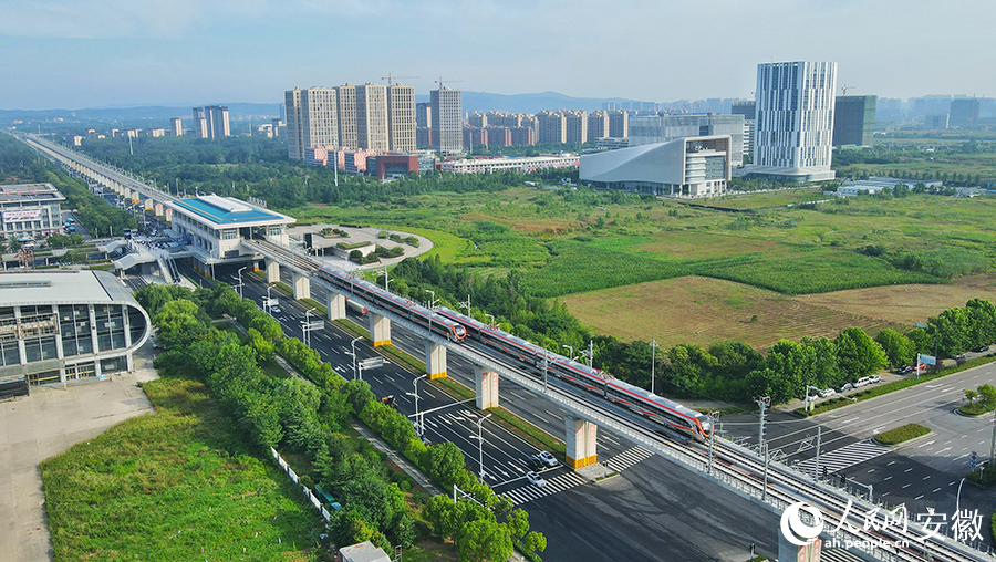 俯瞰滁寧城際鐵路（滁州段）。人民網(wǎng)記者 王銳攝