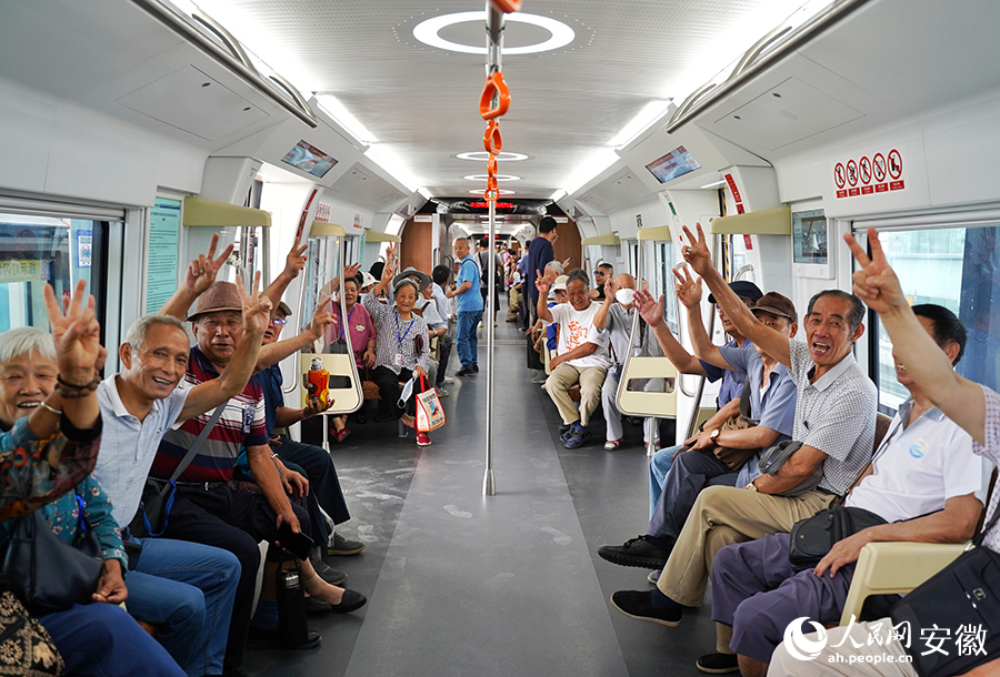 首批乘坐滁寧城際鐵路的滁州市民。人民網(wǎng)記者 王銳攝