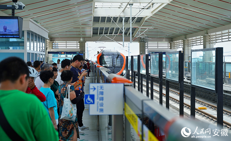 正在排隊(duì)上車的市民。人民網(wǎng)記者 王銳攝