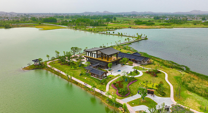 朔西湖景色。梅月攝