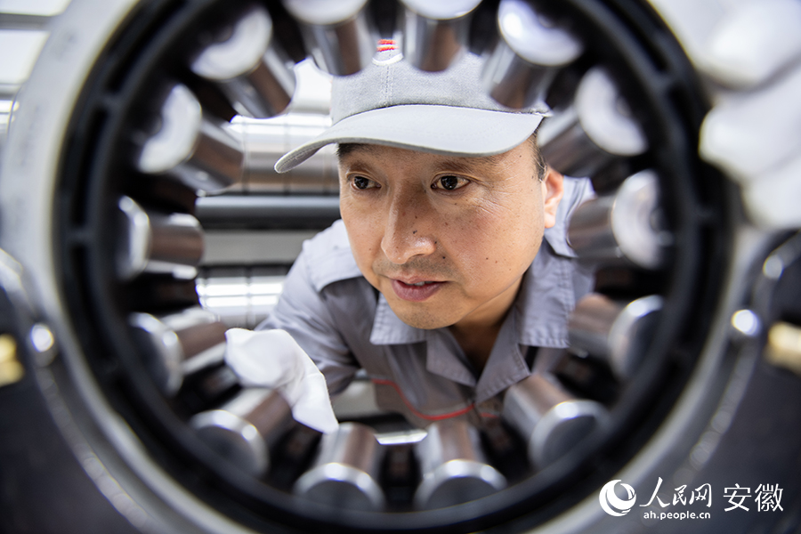 工作人員檢查車輪軸承。人民網(wǎng)記者 苗子健攝