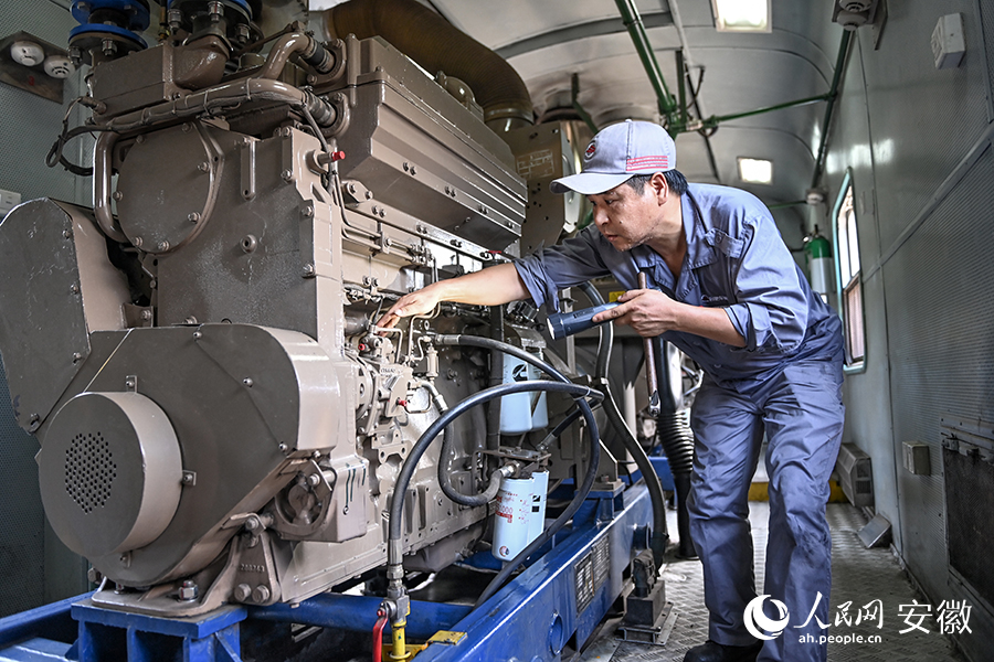 工作人員檢查發(fā)電機(jī)組。人民網(wǎng)記者 苗子健攝