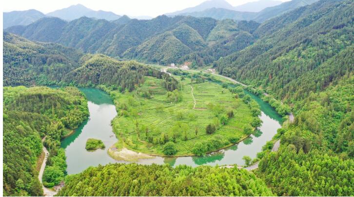 安徽黃山，新安江源頭處處都是山青水碧的美景。張俊 攝