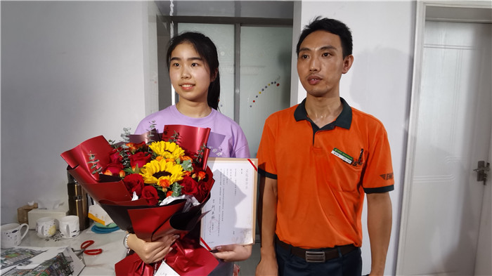 戴子璇與快遞小哥章中林合影。人民網(wǎng) 胡雨松攝