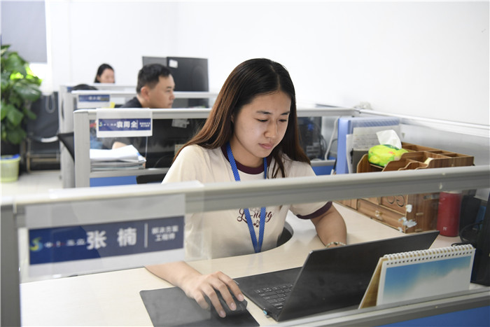 張楠在工位上辦公。陳三虎攝
