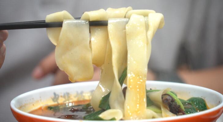 客人在王中華的板面館里吃板面。鮑申玏攝