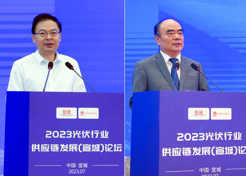 宣城市委書記李中（左）、中國光伏行業(yè)協(xié)會理事長曹仁賢（右）分別致辭。戴巍攝