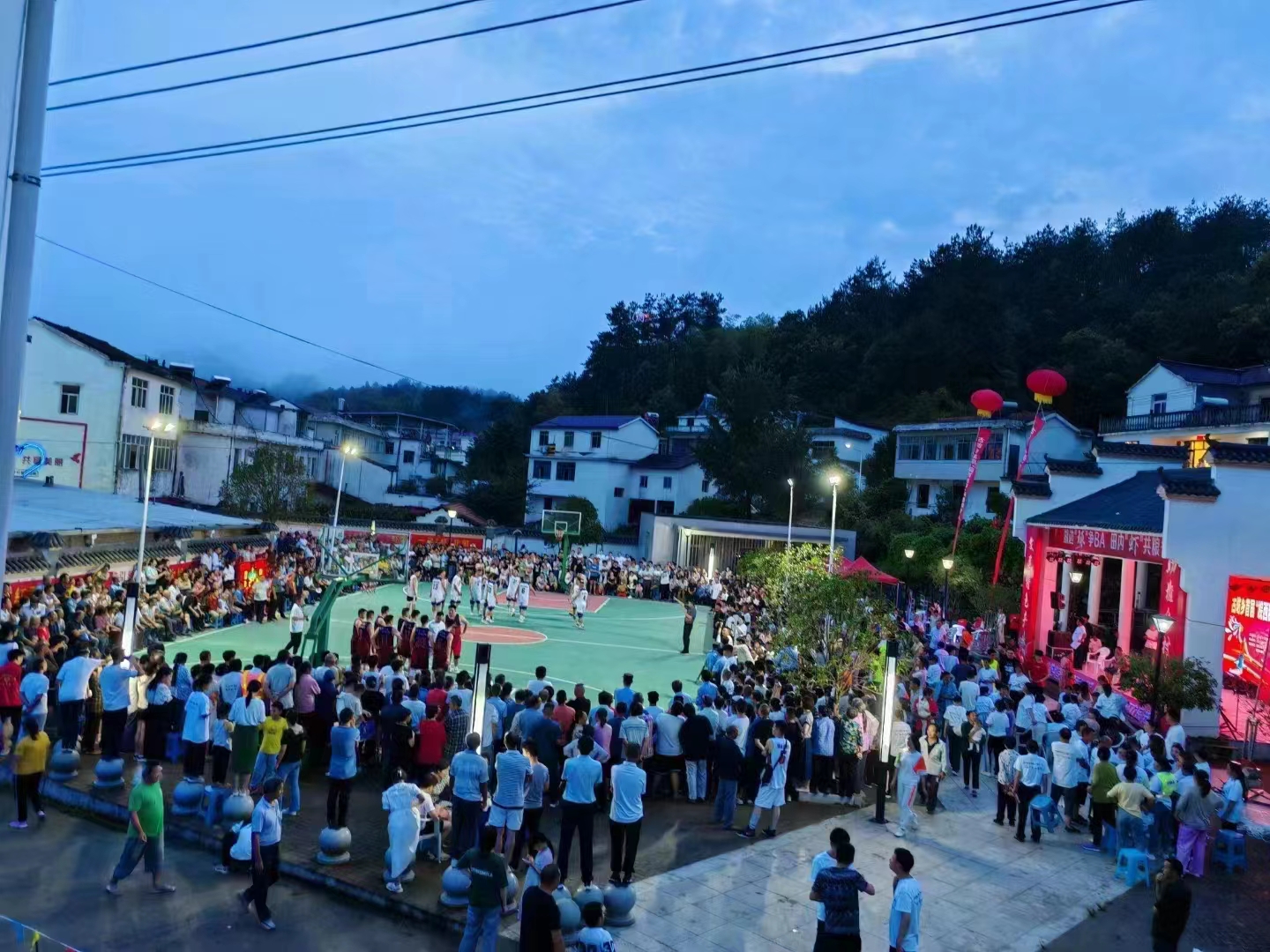 熱鬧的“村BA”現(xiàn)場(chǎng)。