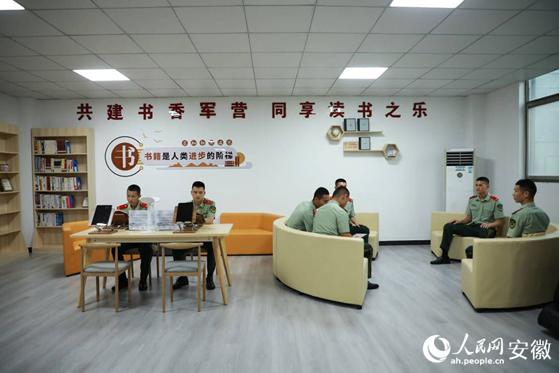全椒中隊的閱讀室，武警官兵們正在學習交流。人民網(wǎng)記者 陶濤攝