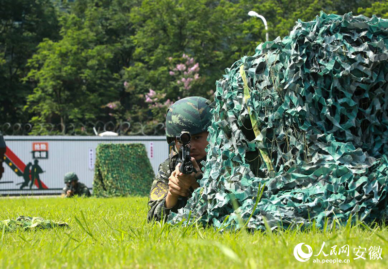 正在模擬實戰(zhàn)的武警官兵。人民網(wǎng)記者 陶濤攝