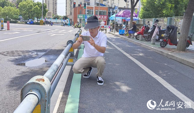 陳浩在網(wǎng)格內(nèi)巡查。人民網(wǎng) 陶偉攝