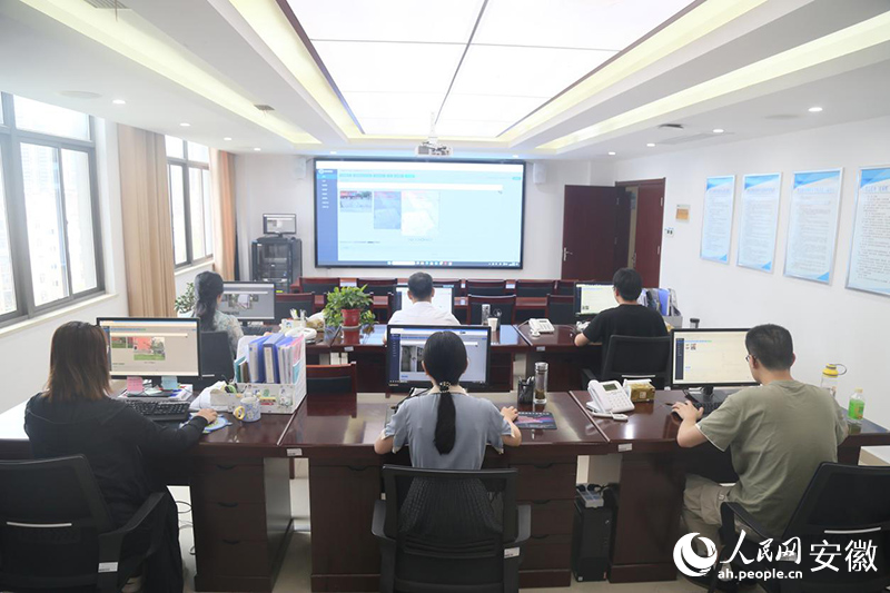 智慧肥西指揮大廳工作人員正在分哨。人民網(wǎng) 陶偉攝