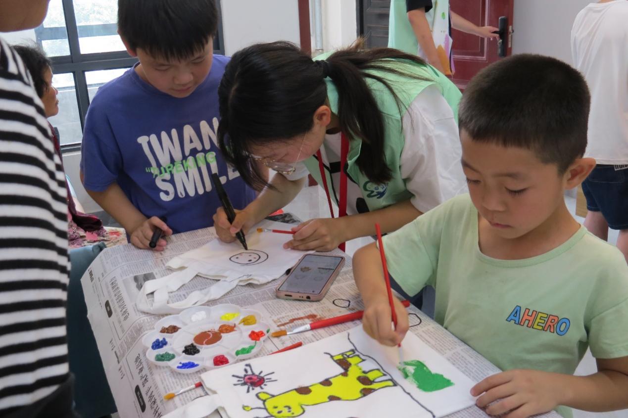 團(tuán)隊(duì)成員正在教孩子們畫畫。吳明峻攝