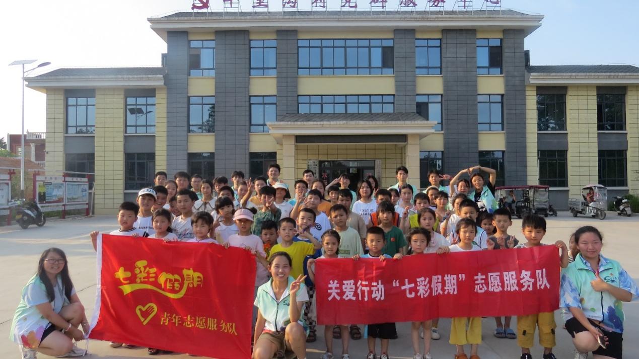 圖為志愿服務(wù)隊(duì)全體成員與小朋友們合影留念。李聞達(dá) 攝