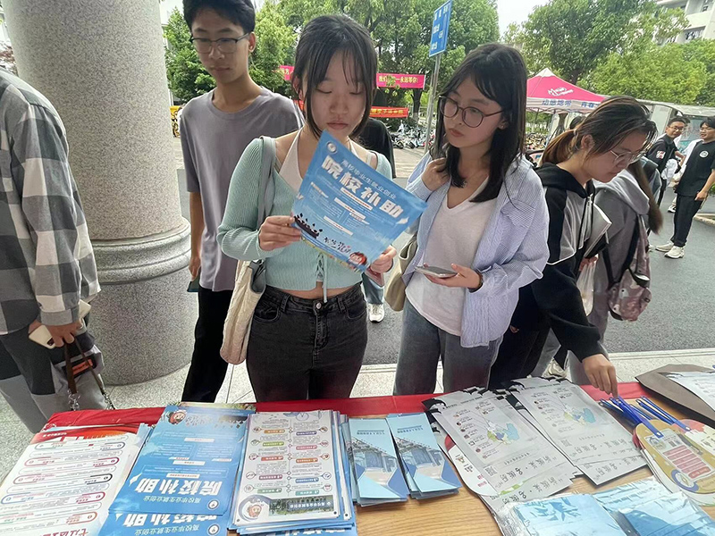 弋江區(qū)委人才辦在高校宣傳大學生創(chuàng)業(yè)就業(yè)。弋江區(qū)委宣傳部供圖