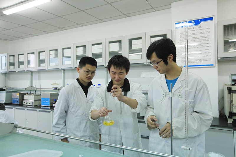 中國科大的學(xué)生正在做實驗。中國科大供圖