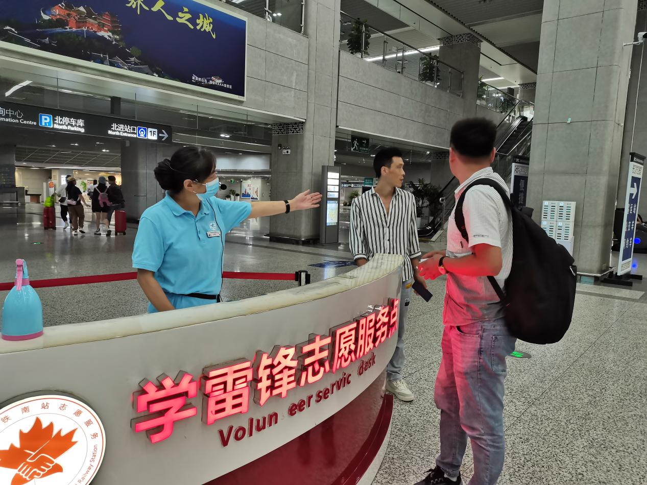 合肥高鐵南站志愿者們?yōu)槁每徒鈶n。合肥高鐵南站綜管辦供圖