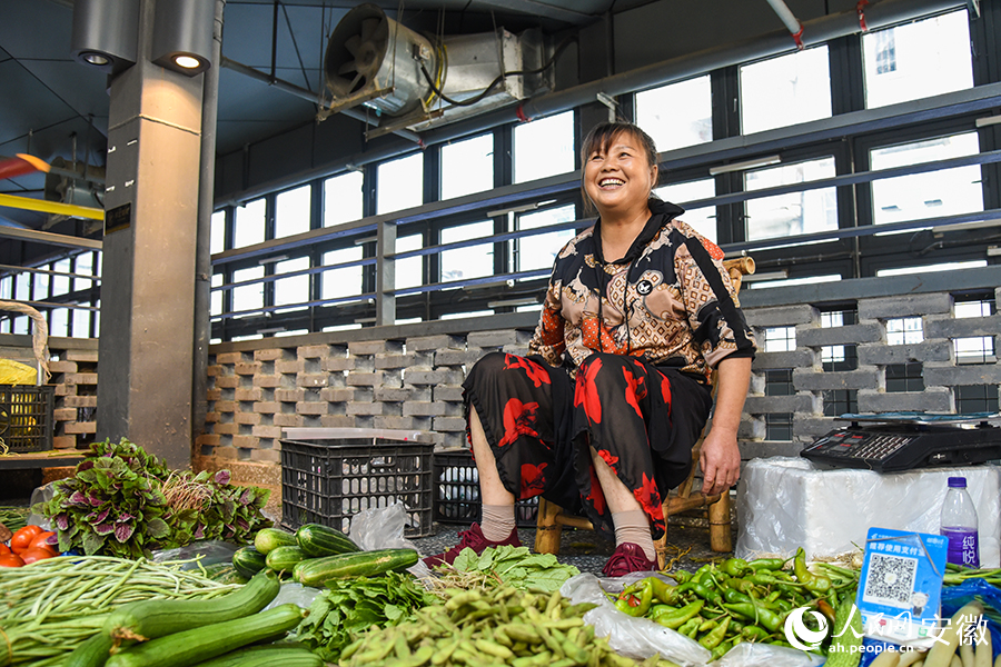 攤位前擺滿了種類繁多的蔬菜。人民網(wǎng) 李希蒙攝