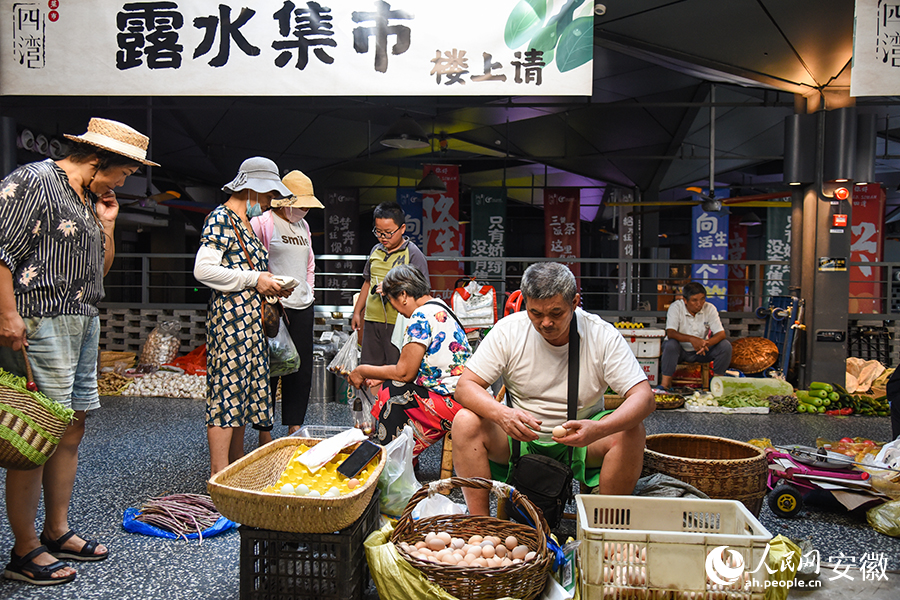 顧客在挑選購買菜品。人民網(wǎng) 李希蒙攝