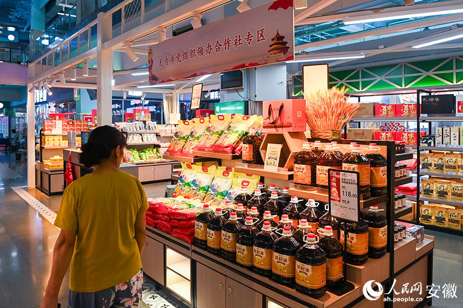 當(dāng)?shù)靥厣r(nóng)產(chǎn)品展銷(xiāo)平臺(tái) 。人民網(wǎng)記者 苗子健攝